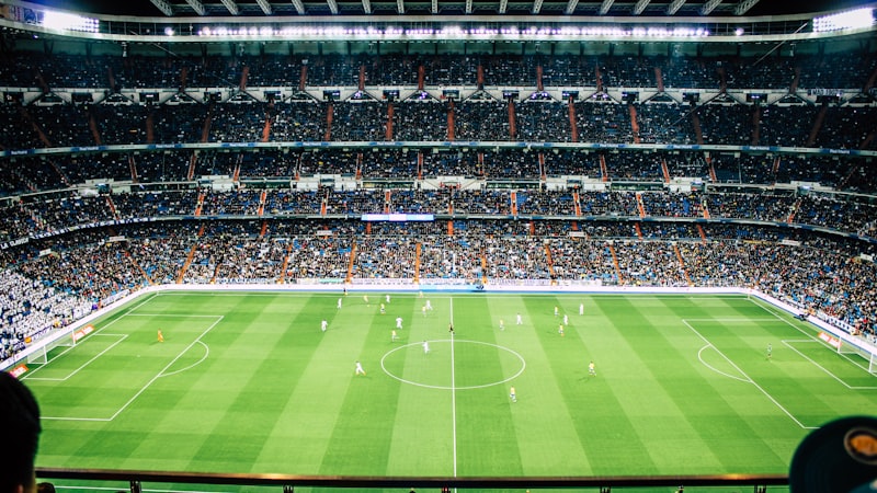 足球数据统计图表，显示球员跑动距离、传球成功率等关键指标